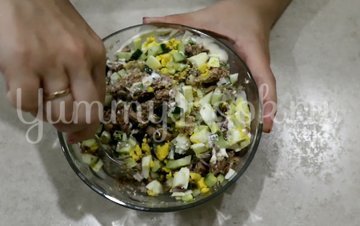 Салат с сайрой, яйцом и огурцом - шаг 5