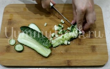 Салат с сайрой, яйцом и огурцом - шаг 2