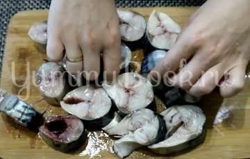 Запеченная скумбрия в духовке - шаг 1