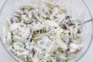 Кабачки с грибами запеченные в сметане - шаг 7