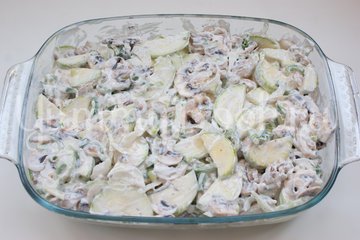Кабачки с грибами запеченные в сметане - шаг 8