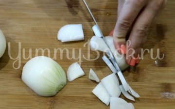 Тушеная печенка в сметане с луком - шаг 2
