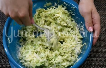 Капустные оладьи с плавленым сырком - шаг 5