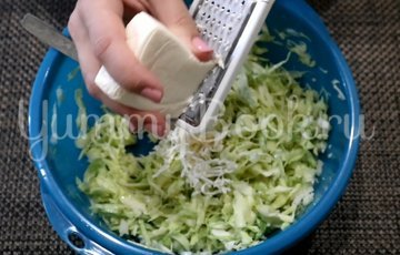 Капустные оладьи с плавленым сырком - шаг 4