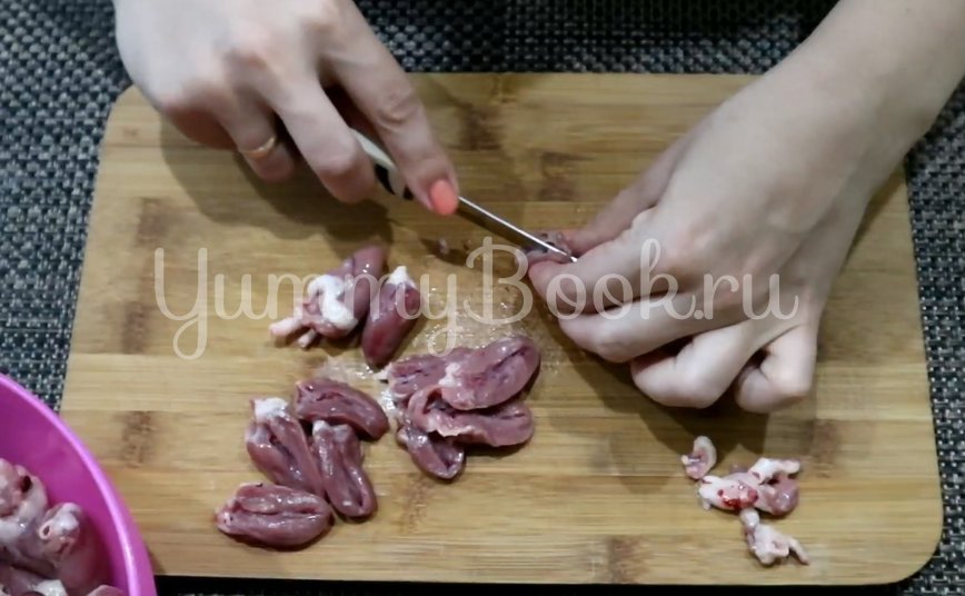 Куриные сердечки с луком на сковороде - шаг 1
