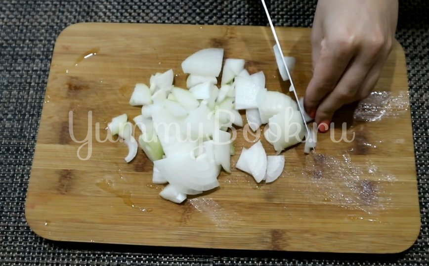 Куриные сердечки с луком на сковороде - шаг 2