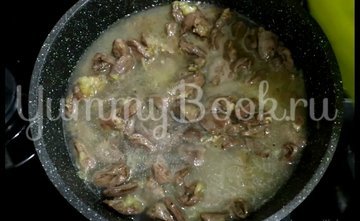 Куриные сердечки с луком на сковороде - шаг 4