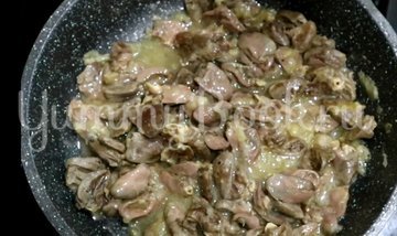 Куриные сердечки с луком на сковороде - шаг 5