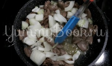 Куриные сердечки с луком на сковороде - шаг 3