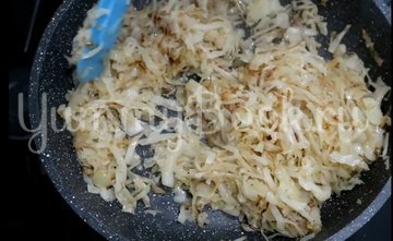 Вареники с капустой на воде и дрожжах - шаг 1