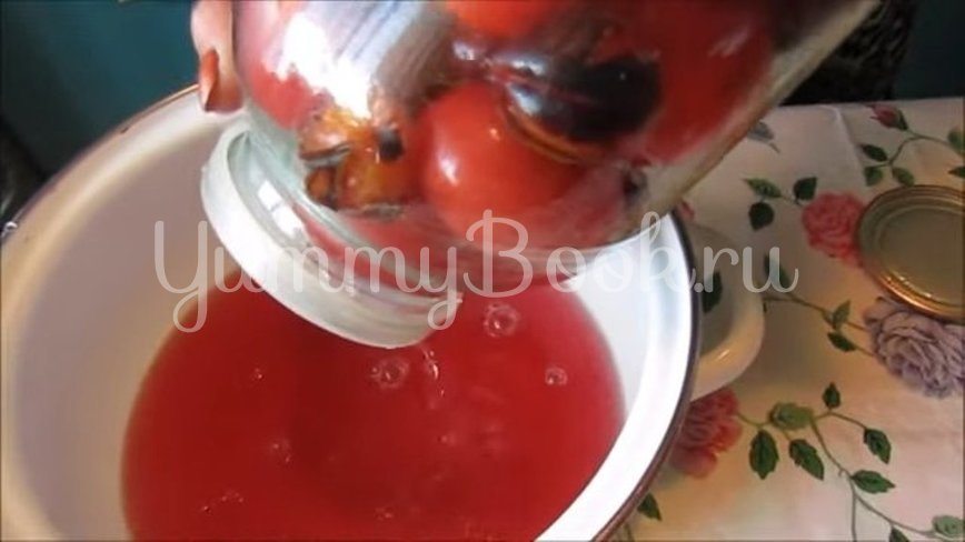 Маринованные помидоры со сливами - шаг 4