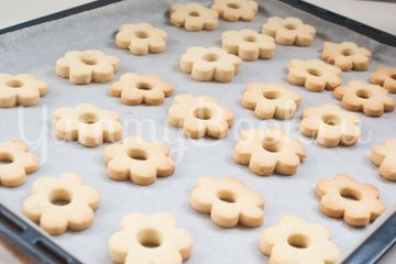 Рассыпчатое печенье на желтках - шаг 7