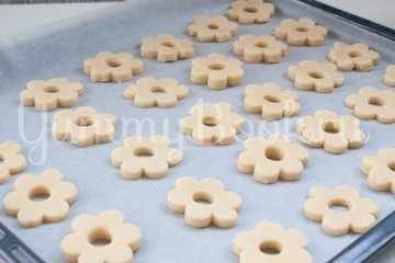 Рассыпчатое печенье на желтках - шаг 6