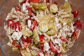 Салат с макаронами и сыром фета - шаг 8