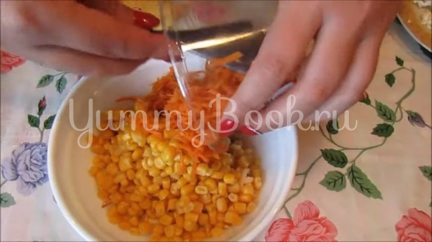 Салат с копченым сыром «Косичка» и морковью по-корейски - шаг 3