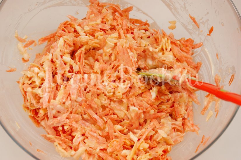 Морковный салат с сыром и яйцами - шаг 3
