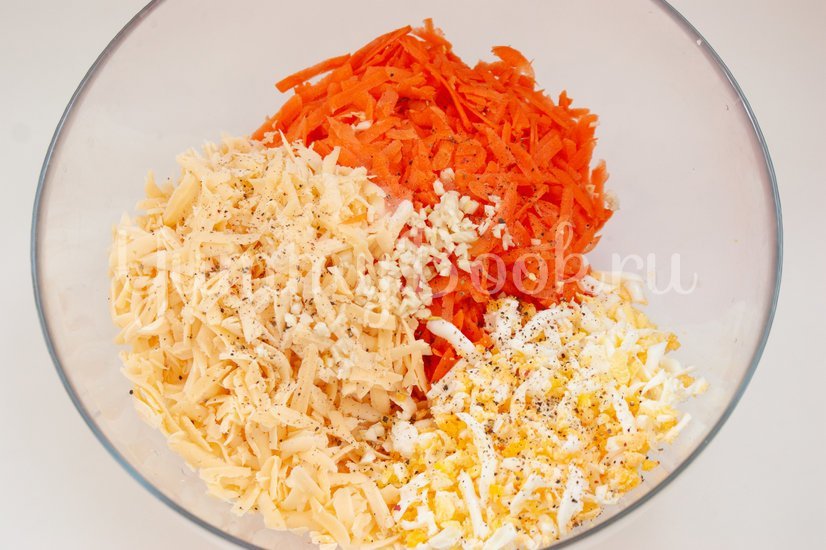 Морковный салат с сыром и яйцами - шаг 2