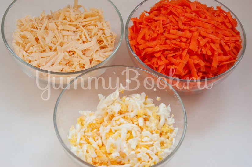 Морковный салат с сыром и яйцами - шаг 1