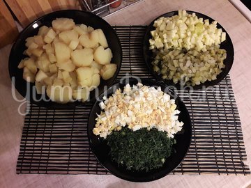 Картофельный салат с маринованными огурцами и яблоком - шаг 2
