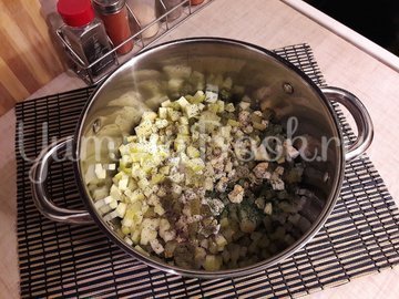 Картофельный салат с маринованными огурцами и яблоком - шаг 3