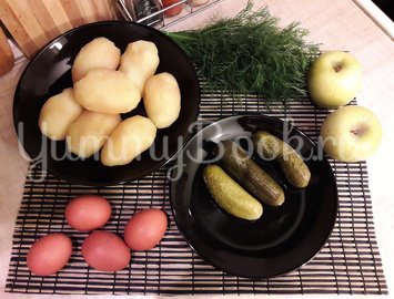 Картофельный салат с маринованными огурцами и яблоком - шаг 1