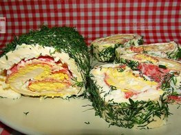 Рулет из плавленого сыра с салями и яйцами