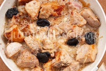 Свинина с черносливом в пивном соусе - шаг 6