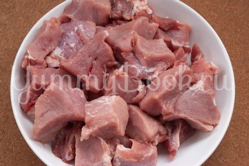 Свинина с черносливом в пивном соусе - шаг 1