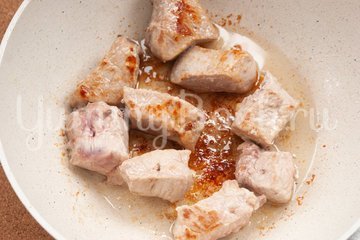 Свинина с черносливом в пивном соусе - шаг 3