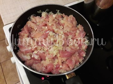 Куриное филе в сливочно-луковом соусе - шаг 4