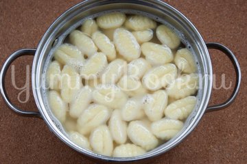 Запеченные ньокки с колбасой и сыром - шаг 3