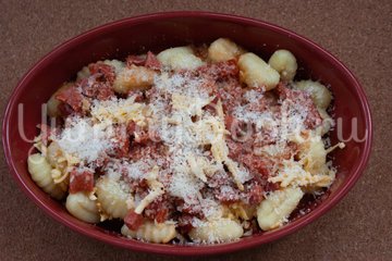 Запеченные ньокки с колбасой и сыром - шаг 5