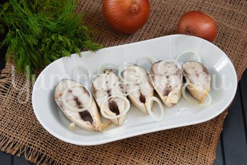 Маринованная скумбрия (сельдь) в масле - шаг 4