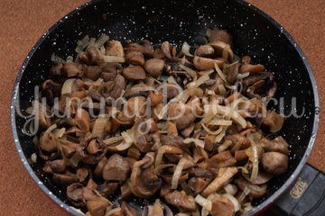 Куриный рулет с сыром и грибами - шаг 1