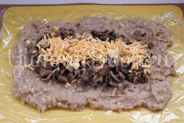 Куриный рулет с сыром и грибами - шаг 4