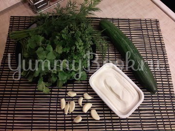 Огуречный соус с фетой и чесноком - шаг 1