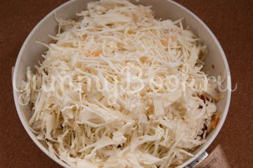 Капуста, тушеная с ребрышками - шаг 4