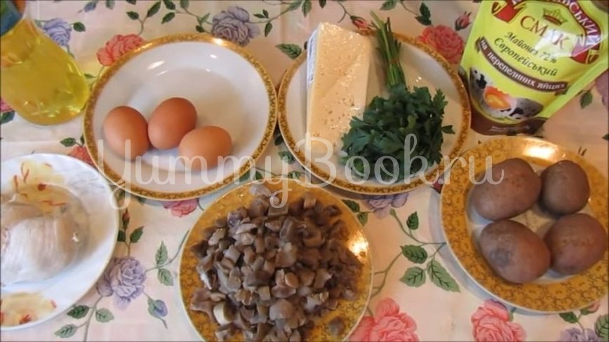 Слоеный салат с курицей, грибами и картофелем - шаг 1