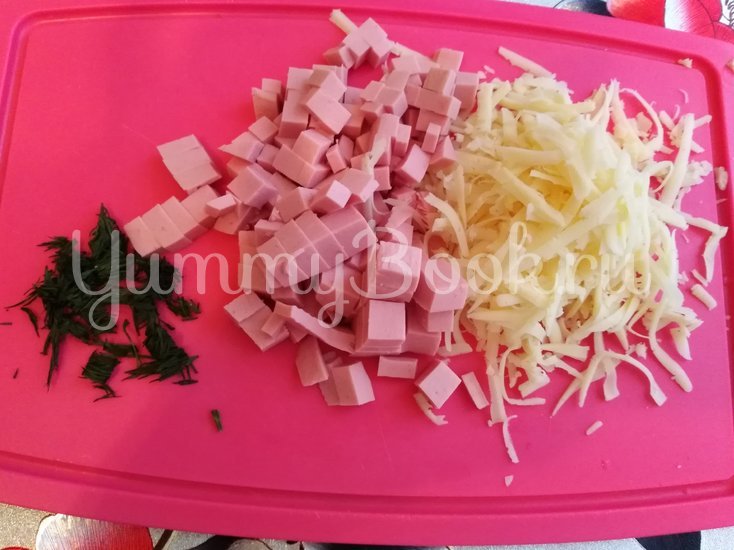 Заливной пирог на майонезе с колбасой, сыром и укропом - шаг 3