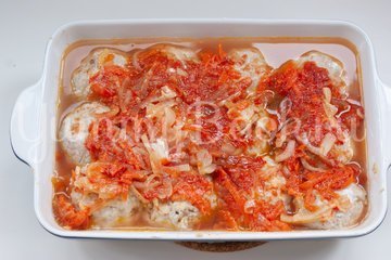 Рыбные тефтели в томатном соусе - шаг 6