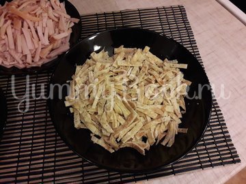 Капустный салат с копчёной курицей и яичными блинами - шаг 8