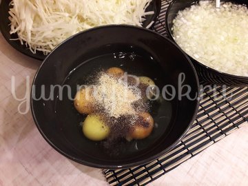 Капустный салат с копчёной курицей и яичными блинами - шаг 3