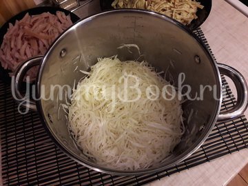 Капустный салат с копчёной курицей и яичными блинами - шаг 9