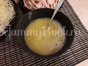 Капустный салат с копчёной курицей и яичными блинами - шаг 4
