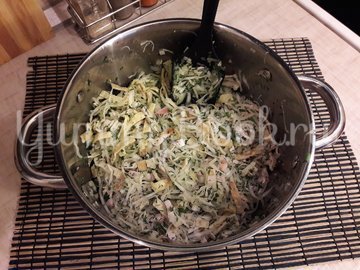 Капустный салат с копчёной курицей и яичными блинами - шаг 10
