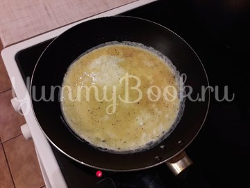 Капустный салат с копчёной курицей и яичными блинами - шаг 5