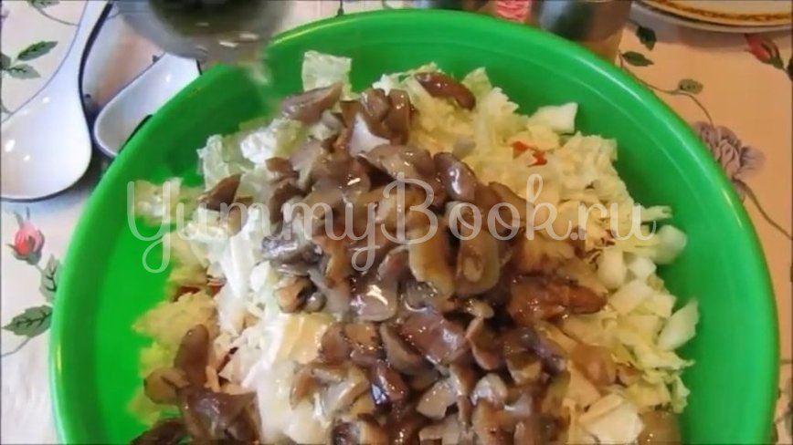 Постный салат с грибами и пекинской капустой - шаг 3