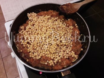 Пряная горошница с овощами в сковороде - шаг 8
