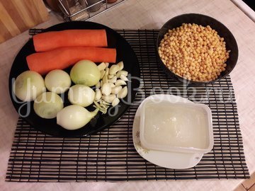 Пряная горошница с овощами в сковороде - шаг 1