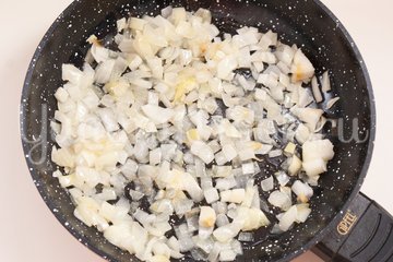 Дрожжевой пирог с фаршем, грибами и сыром - шаг 1
